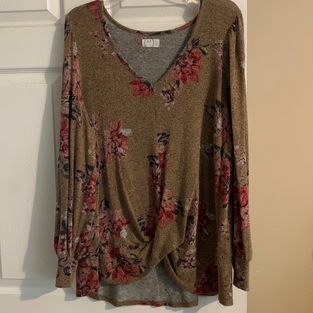 Cute long sleeve blouse with rose details